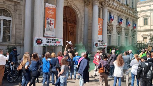 manifestation anti-ZFE du 6 avril 2025 devant la mairie d'Avignon