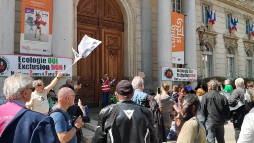 manifestation anti-ZFE du 6 avril 2025 devant la mairie d'Avignon