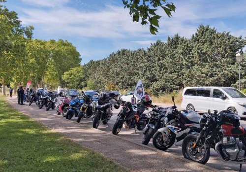 Une rangée de motos garées le long d'un trottoir