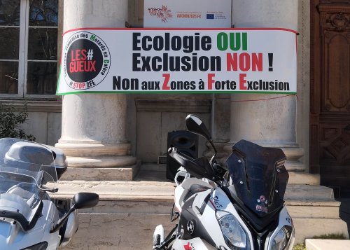 manifestation anti-ZFE du 6 avril 2025 devant la mairie d'Avignon