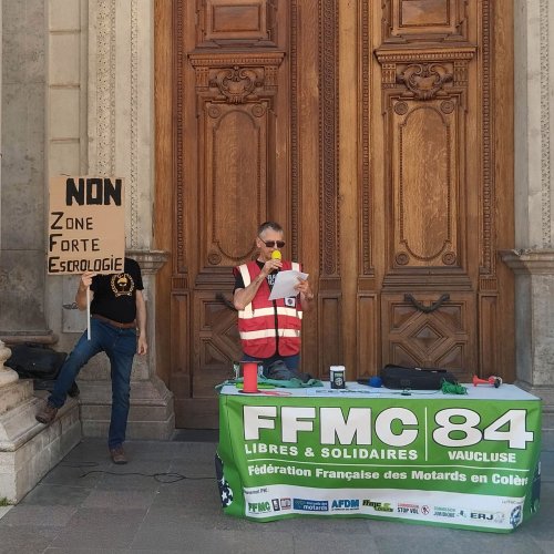 manifestation anti-ZFE du 6 avril 2025 devant la mairie d'Avignon